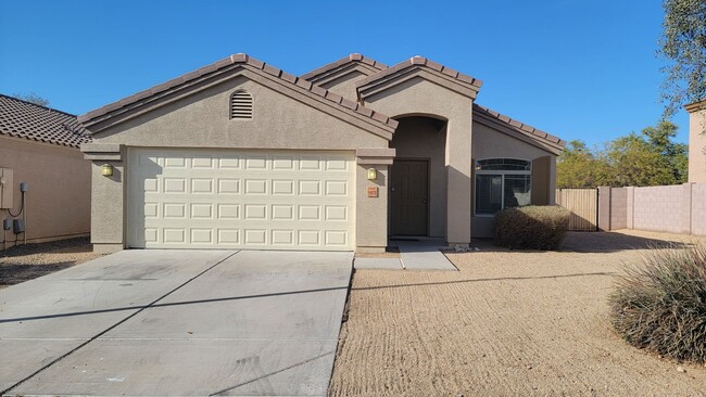 4 bedroom in Goodyear! All tile! - 4 bedroom in Goodyear!  All tile! House