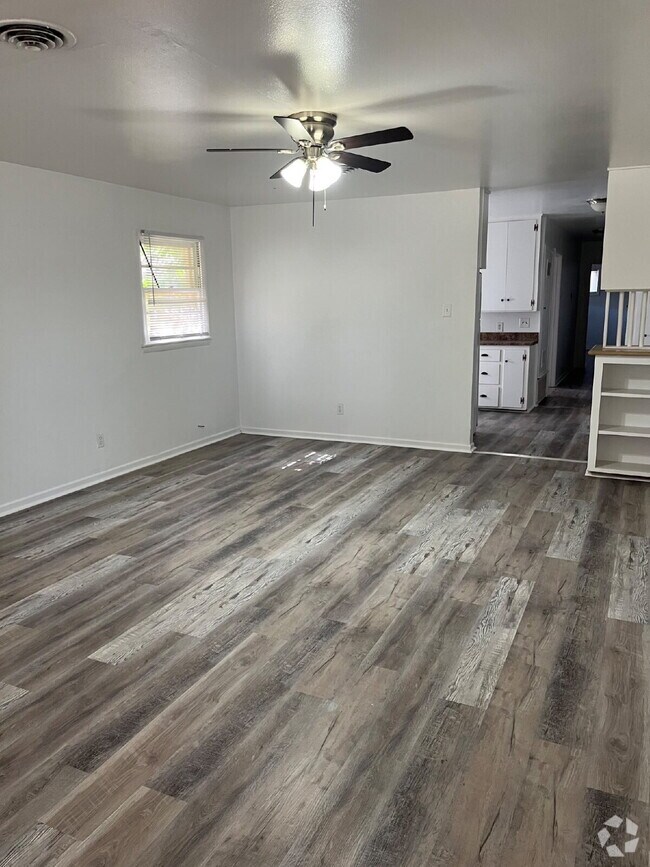 Building Photo - 2 Bedroom Duplex Unit A Rental