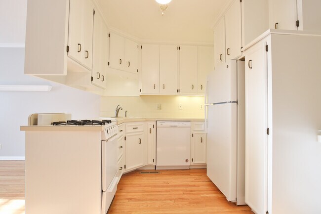 Kitchen - 5752 Russell Ave S Unidad 2