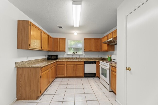 Building Photo - 8252 Golf Green Cir