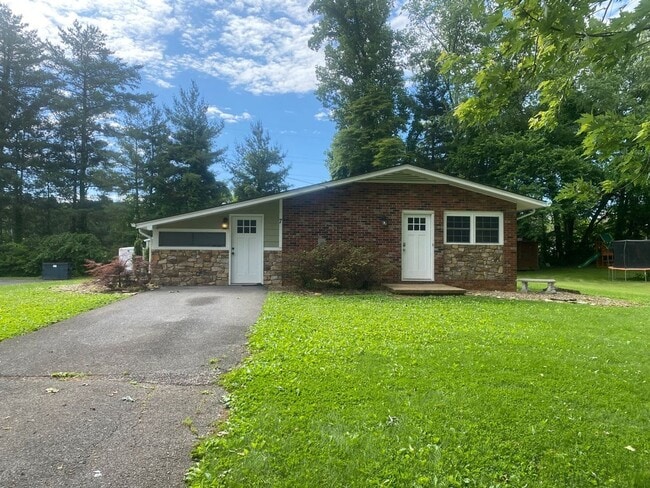 Building Photo - 3 Bedroom 1 Bathroom Home in Johnson City, TN