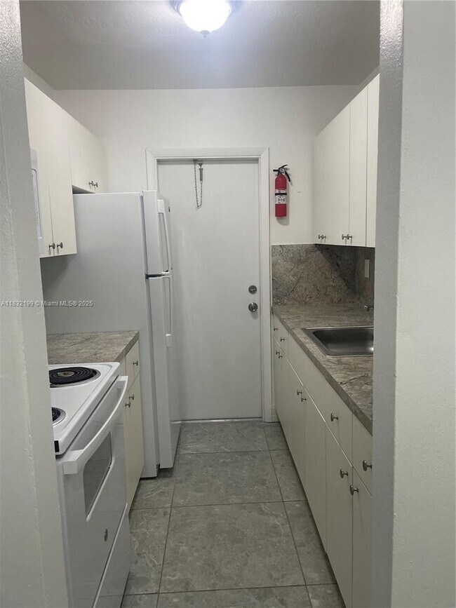 Building Photo - 1100 SW 36th Ct Unit 21-21 Rental