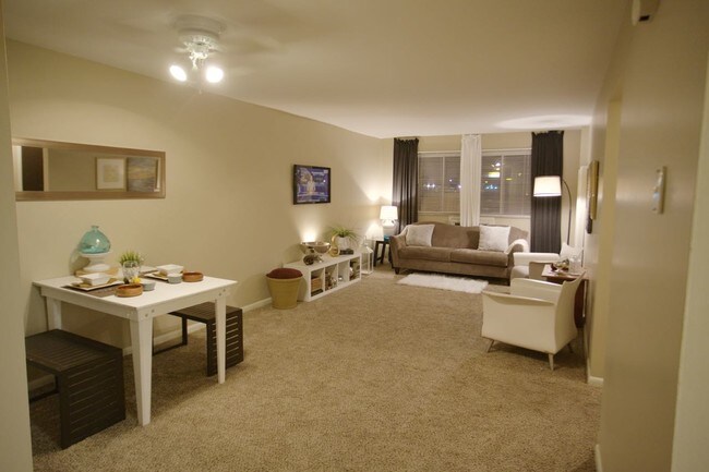 Photo - West Broad Plaza