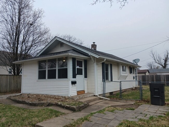 Building Photo - Coveted Beaverdale Bungalow