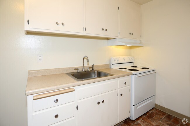 2BR, 1BA 800 Sq Ft with Fireplace