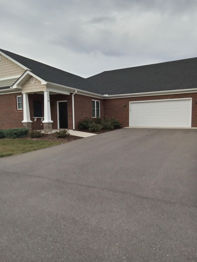 Patio Townhome Located 1 Block from Bedfor... - Patio Townhome Located 1 Block from Bedfor...