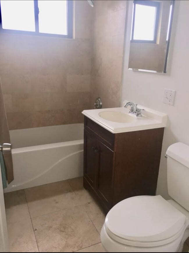 Photo - 1344 W Chase Ave Unit TWO BEDROOMS - 1348 3
