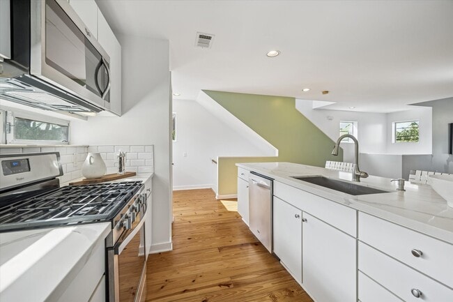 Building Photo - 2508 Calumet St Unit E