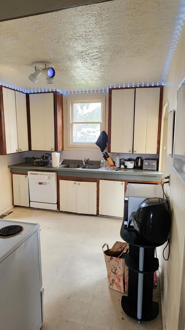 Photo - 5 bedroom 1 bath house - Near downtown!