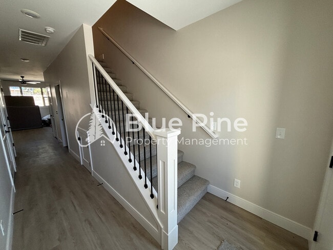 Photo - 477 Easy St