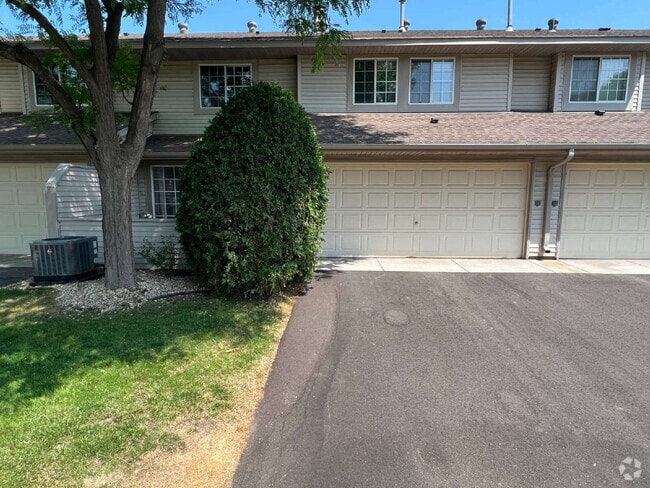 Building Photo - Spacious 3BR/1.5BA Townhome with Attached ...