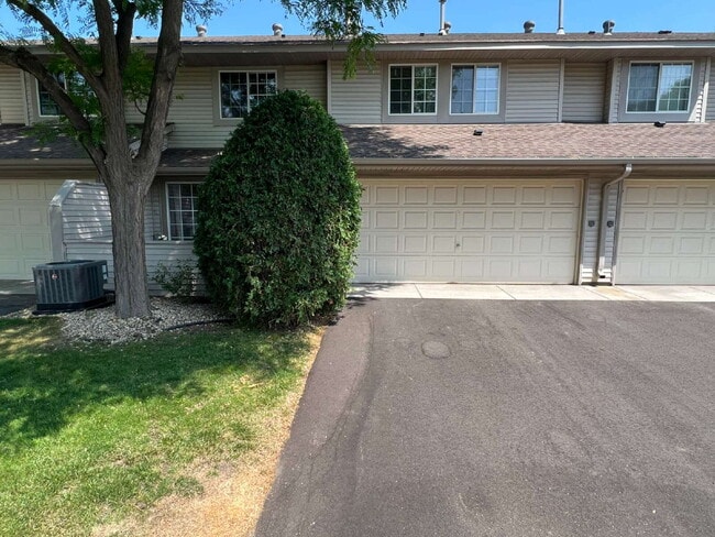Spacious 3BR/1.5BA Townhome with Attached ... - Spacious 3BR/1.5BA Townhome with Attached ...