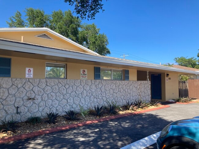 Front Building - 1811 NE 56th St Unit Apt 4