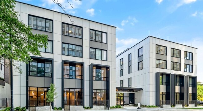 Building Photo - 5444 N Sheridan Rd Unit 209