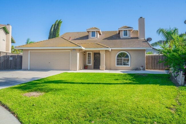 Photo - BEAUTIFUL 4 BEDROOM HOME WITH SWIMMING POOL!
