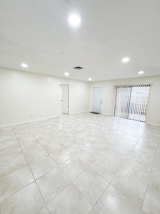 Photo - 4583 Barclay Cres