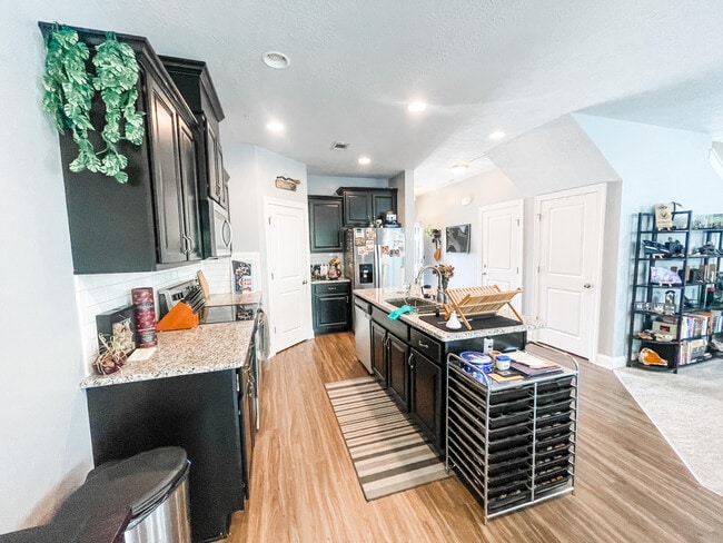 Photo - 690 Red Cedar Ct