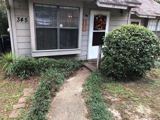 Building Photo - Two-Story 2 bed/2bath townhouse off Park Avenue!