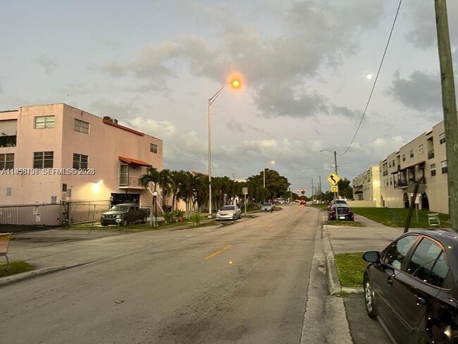 Photo - 1305 W 53rd St Unit 305