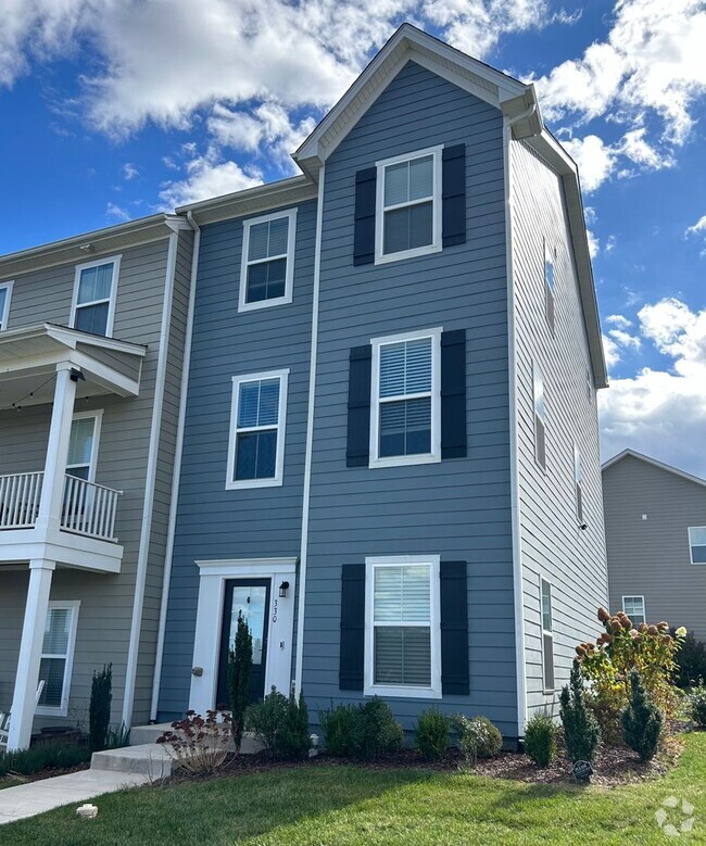 Building Photo - Fabulous townhome in Clifton Subdivision