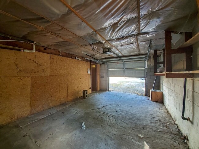 Building Photo - 2 Bedroom Apartment style home in Tecumseh