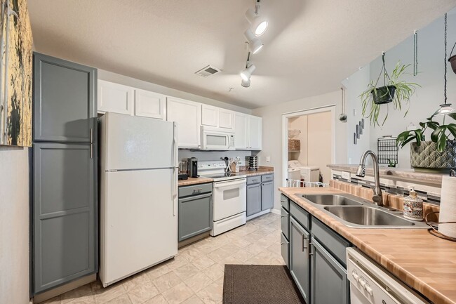 Building Photo - 1 bed 1 bath w/ near DIA! $500 MOVE IN SPECIAL Unit 305
