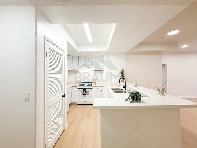 11035 Moorpark St Unit 102