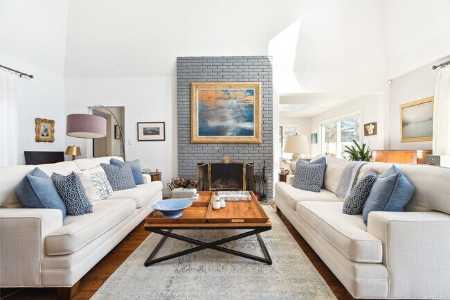 Photo - 686 Hill St
