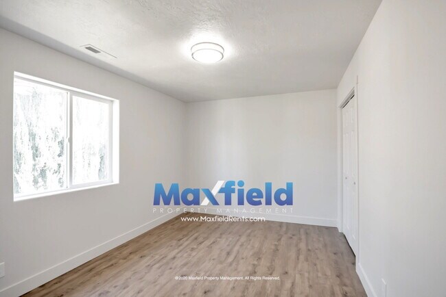 Photo - Upstairs Unit - St George - Near Costco and Home Depot Available Now - 3 BD 2 BA 2 GAR Unit 3