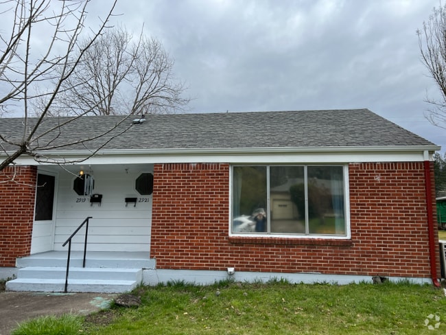 Building Photo - 2921 Lincoln St Rental