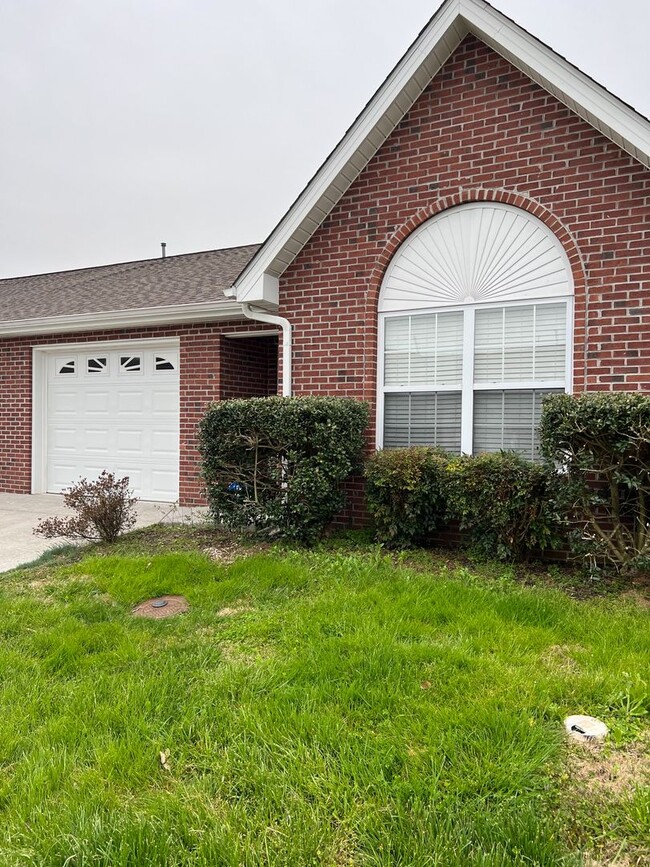Photo - Knoxville 37912 - 2 bedroom, 2 bath condo with a 1-car garage - Call Lisa Vineyard and Shannon Ru...