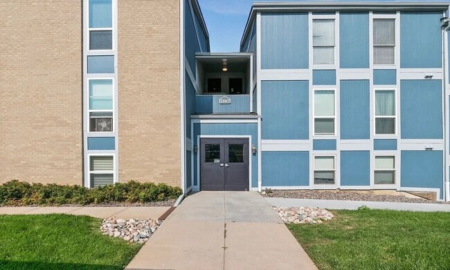 Building Photo - Spacious Centennial Condo