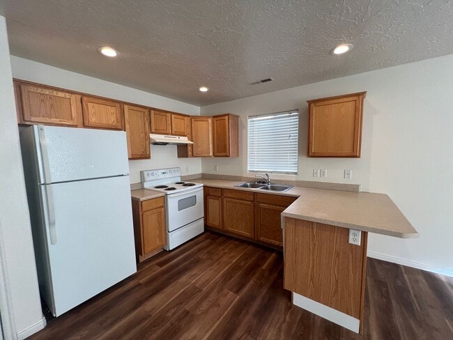 Photo - 3 bedroom, 2 bathroom twin home in Cedar W...