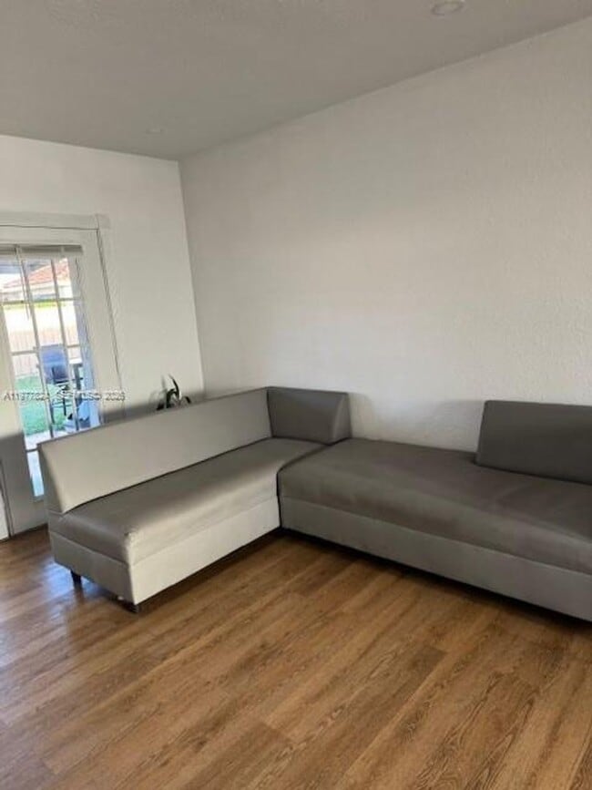 Photo - 1325 W 4th Ln