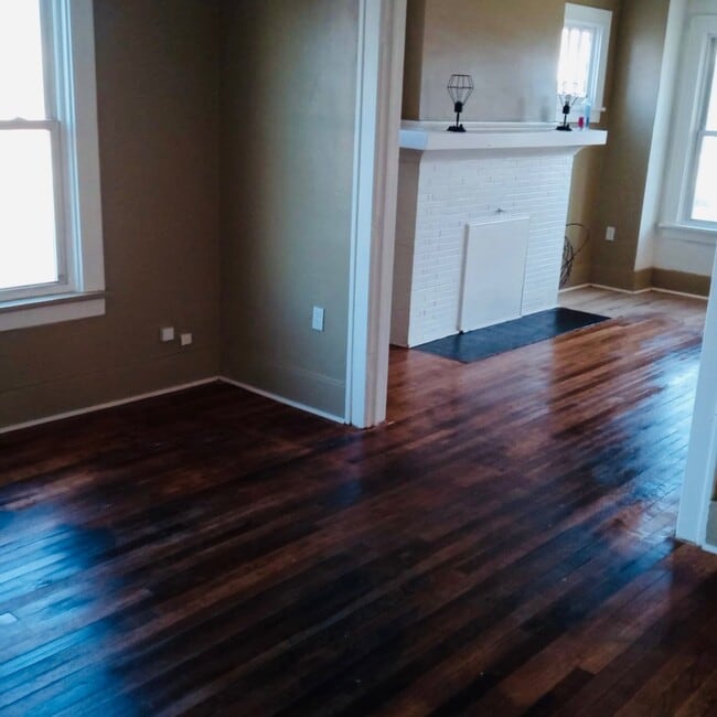 Photo - 1928 Gladstone St Unit 1