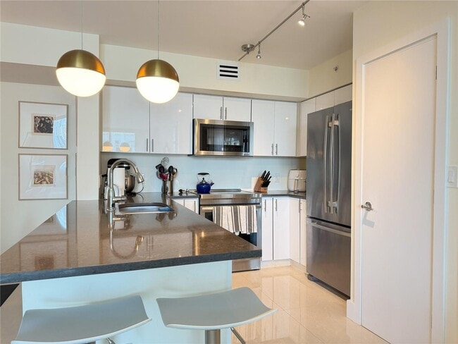 Building Photo - 1155 Brickell Bay Dr Unit 2108