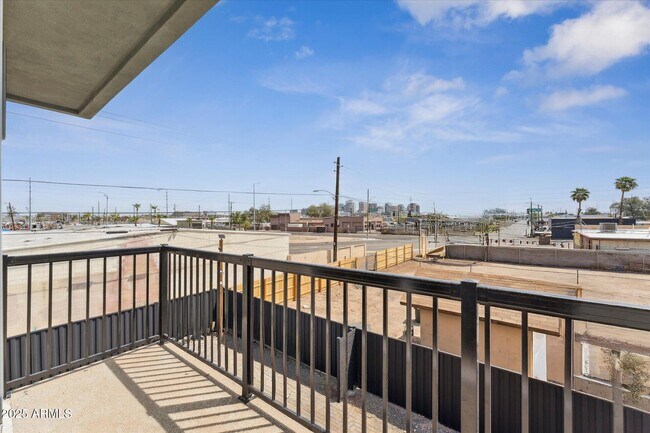 Photo - 1725 W Sherman St