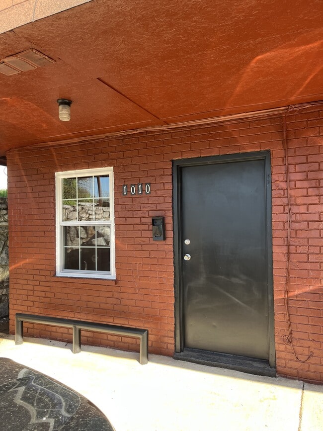 Building Photo - 1010 Park Ave Rental