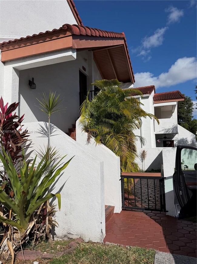 Building Photo - 7525 SW 153rd Pl Unit 206-11