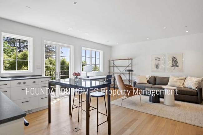 Building Photo - 215 Molino Ave