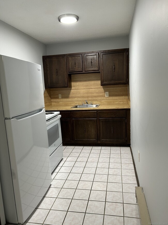 Building Photo - 46 N Cherry St Rental