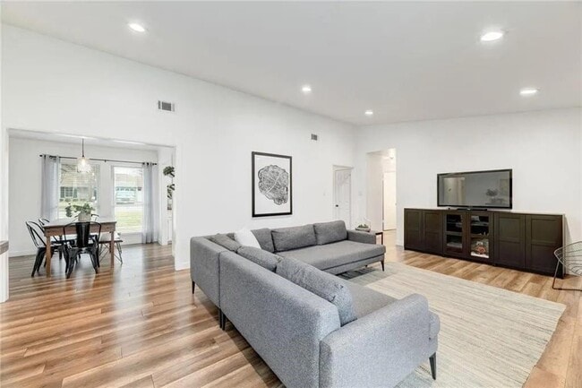 Building Photo - 13313 Effingham St Rental