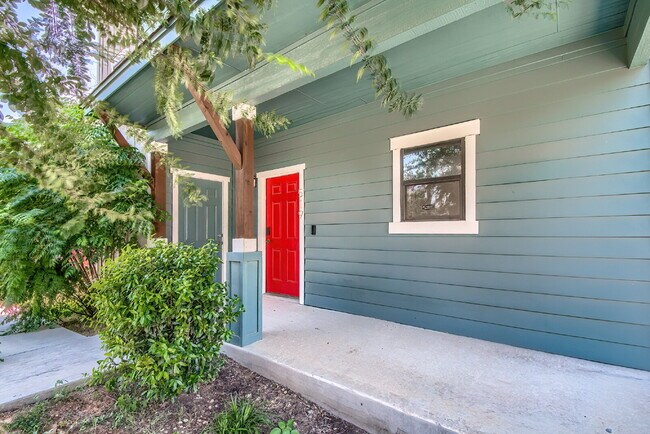 OFFERING 50% OFF ONE-MONTH'S RENT...QUAINT RENTAL NEAR I-35