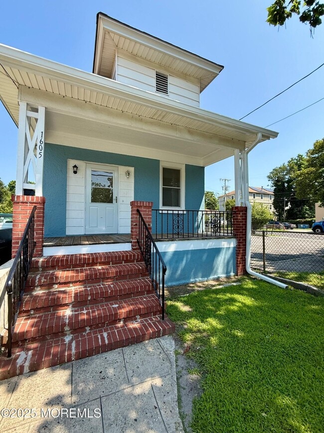 Photo - 1605 W Lake Ave House