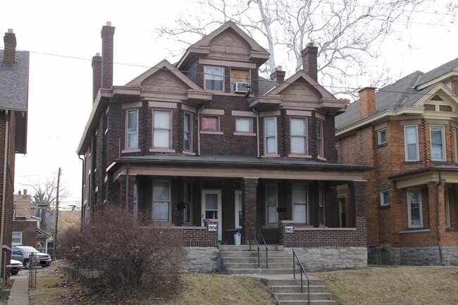 Building Photo - 1902 Summit St Unit 1904