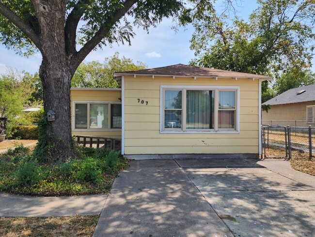 Building Photo - Cozy 3 bedroom 1 bath 1432 sq ft home COMING SOON!