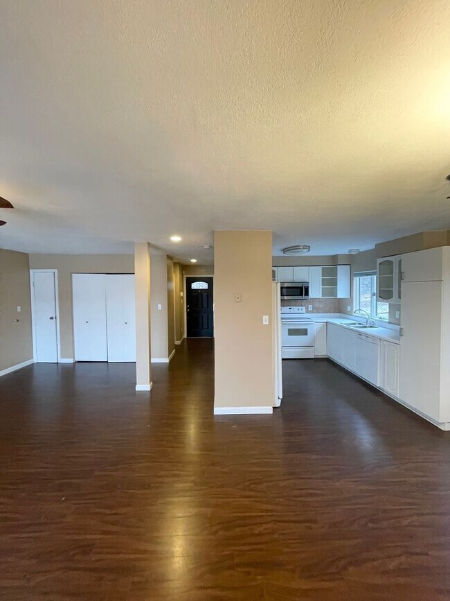 Photo - Awesome 3 or 4 Bedroom Single-Family Home in Troy Hill- 3 Level Deck and Central Air!