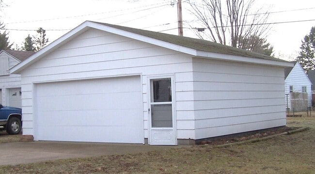 Insulated workshop/2 car garage - 727 Bolles St