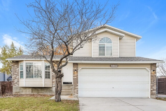 Building Photo - 5902 Woodview Dr Rental