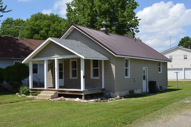 Building Photo - FOR RENT: 2 Bedroom house